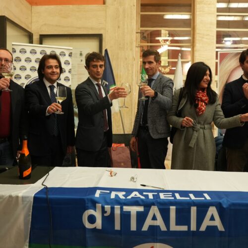 FRATELLI D’ITALIA IMOLESE, BRINDISI DI ANNO NUOVO CON IL VICEMINISTRO BIGNAMI E IL SENATORE LISEI E GLI AMMINISTRATORI LOCALI NICOLAS VACCHI (IMOLA), STEFANO CAVEDAGNA (BOLOGNA) E DIEGO BACCILIERI (CITTA’ METROPOLITANA). IL COORDINATORE IMOLESE NICOLAS VACCHI: IL NOSTRO GOVERNO VICINO AI CITTADINI E ALLE ESIGENZE DEI FRAGILI.