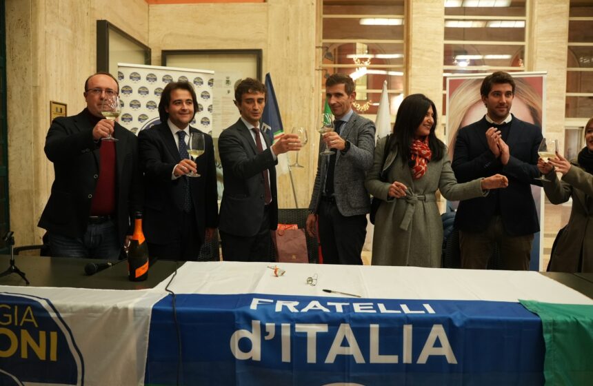 FRATELLI D’ITALIA IMOLESE, BRINDISI DI ANNO NUOVO CON IL VICEMINISTRO BIGNAMI E IL SENATORE LISEI E GLI AMMINISTRATORI LOCALI NICOLAS VACCHI (IMOLA), STEFANO CAVEDAGNA (BOLOGNA) E DIEGO BACCILIERI (CITTA’ METROPOLITANA). IL COORDINATORE IMOLESE NICOLAS VACCHI: IL NOSTRO GOVERNO VICINO AI CITTADINI E ALLE ESIGENZE DEI FRAGILI.